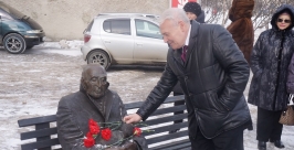 Владимир Печеный возложил цветы к памятнику Мария Золотарева, MagadanMedia