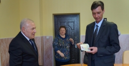 Вручение свидетельства участника программы переселения соотечественников Виталий Моряков MagadanMedia