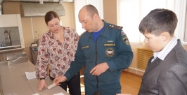 В испытательной пожарной лаборатории побывали магаданские школьники Пресс-служба ГУ МЧС России по Магаданской области
