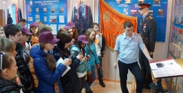 У стенда погибшего милиционера Романа Воронова Виталий Моряков MagadanMedia