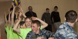 Школьники и полицейские Магадана соревновались в эстафете, посвященной 9 мая Пресс-служба УМВД России по Магаданской области