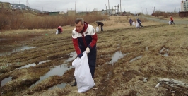 Муниципальные чиновники убирали прибрежную зону на улице Рыбозаводской Пресс-служба мэрии Магадана