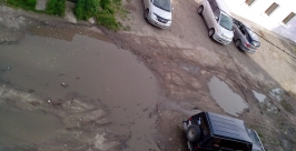 На ликвидацию огромной лужи во дворе Магадана потребуется все лето Наталья Евсютина, народный корреспондент