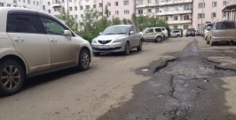 Здесь, водителю точно будет, где разгуляться – немаленькие ямы следуют одна, за одной Александр Крылов, MagadanMedia