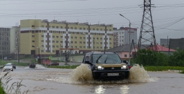 На улице Пролетарской высота воды достигает середины колеса Александр Крылов, ИА MagadanMedia