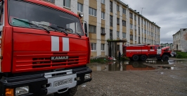 Воду из подвалов качают пожарными машинами Александр Крылов, MagadanMedia