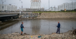 Магаданцы занимаются спортивным рыболовством в центре города Александр Крылов, ИА MagadanMedia