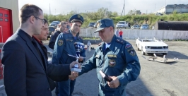 Награду команды ПЧ-2 получает Алексей Егупов ГУ МЧС России по Магаданской области
