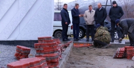 На Алее ветеранов марчеканского кладбища в Магадане началась укладка тротуарной плитки Пресс-служба мэрии Магадана