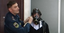Ученики магаданскаой школы №2 примеряли роль пожарных Пресс-служба ГУ МЧС России по Магаданской области