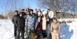 За работой четвероногого друга в постановочной сценке следили юные волонтеры Пресс-служба УМВД России по Магаданской области