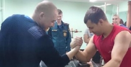 Самые сильные колымские пожарные и спасатели поборолись на руках Пресс-служба ГУ МЧС России по Магаданской области
