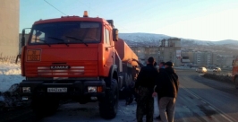 Около часа назад на улице Транспортная в Магадане прямо на ходу загорелся КАМАЗ ИА MagadanMedia