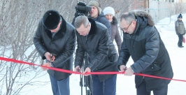 Символическую красную ленточку разрезали мэр города Сергей Абрамов, президент областной федерации прыжков на лыжах с трамплина Юрий Гришан и депутат Магаданской областной Думы Владимир Милотворский Пресс-служба мэрии Магадана