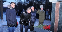 Цветы к мемориалу памяти воинам, оставившим свою жизнь в Афганистане и Чечне, возложили первые лица города и области Пресс-служба мэрии Магадана