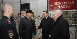 Готовность полицейских к несению службы в новогодние праздники проверил глава Колымы Пресс-служба УМВД России по Магаданской области