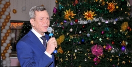 С Новым годом поздравил магаданцев мэр областного центра Сергей Абрамов Пресс-служба мэрии Магадана