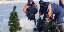 На дне Охотского моря установили елку колымские спасатели Пресс-служба ГУ МЧС России по Магаданской области