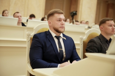 Член Молодежного парламента на форуме молодых парламентариев Источник