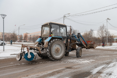 В Магадане на уборку тротуаров от снега вышла техника КЗХ Источник