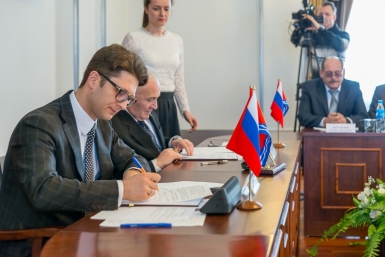 Подписание соглашения Александр Крылов, MagadanMedia
