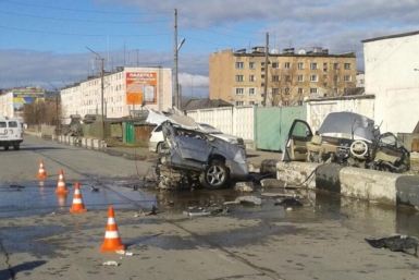 Автомобиль Nissan Fuga после столкновения с бетонным блоком разорвало надвое Фото из соцсетей