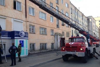 Из объятой дымом многоэтажки в Магадане эвакуировали пять жильцов Александр Крылов, MagadanMedia