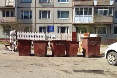 Мусорные баки во дворе дома 65 корпус 2 по улице Пролетарской Александр Крылов, MagadanMedia
