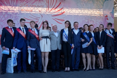 Обнявшись вместе Мария Золотарева, MagadanMedia