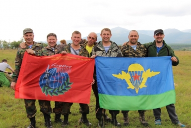 Прыжки с парашютом в честь Дня ВДВ организовало &quotБоевое братство&quot в Магадане Фото из архива Эдуарда Козлова