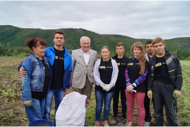 С трудовым отрядом &quotРиМа&quot из Усть-Омчуга познакомился губернатор Магаданской области Пресс-служба АО &quotРудник имени Матросова&quot