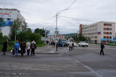 Магаданских любителей болтать по телефону во время перехода дороги могут начать штрафовать Мария Золотарева, MagadanMedia