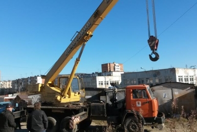 Самовольно возведенные строения эвакуируют из дворов Магадана Пресс-служба мэрии Магадана