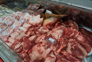 Продажу охлажденного парного мяса птицы и свиней запустил сегодня гипермаркет Мегамаг в Магадане Мария Золотарева, MagadanMedia