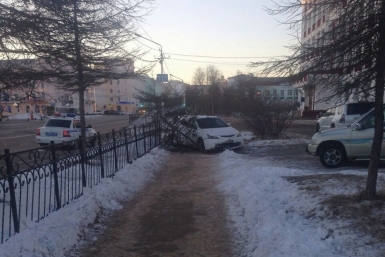 Водитель иномарки снес забор в центре Магадана Из социальных сетей
