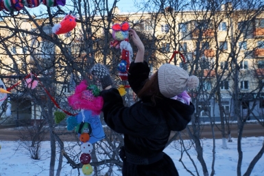В конкурсе по вязаному стрит-арту в Магадане будут участвовать 19 команд Золотарева Мария, ИА MagadanMedia