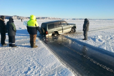 Несколько автомобилей провалились в трещину на льду бухты Гертнера в Магадане Из социальных сетей