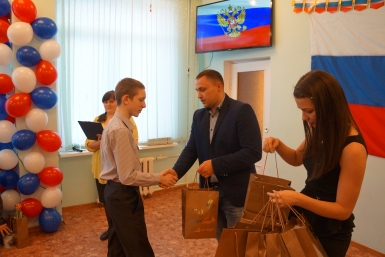 Вручение подарков Мария Золотарева, MagadanMedia