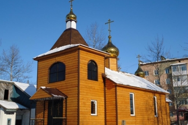 На новом храме в колымском поселке Стекольный установили купола Пресс-служба Магаданской и Синегорской епархии