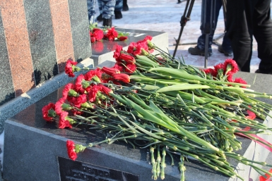 Собравшиеся возложили цветы к памятнику &quotЗа службу и храбрость&quot ИА MagadanMedia