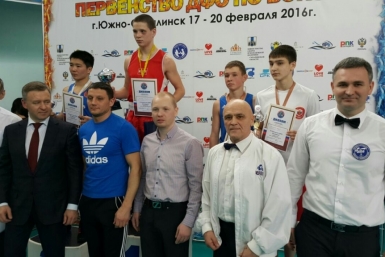 Двукратный олимпийский чемпион по боксу Алексей Тищенко вручил награду Андрею Заплаве Из архива Петра Бурмистрова