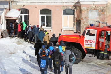 Учащихся магаданского Политехникума эвакуировали из-за &quotпожара&quot Пресс-служба ГУ МЧС России по Магаданской области 