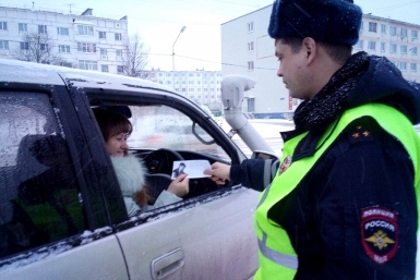 Сотрудники Госавтоинспекции проводят беседы и вручают водителям письма Группа по пропаганде ОГИБДД УМВД России по Магаданской области