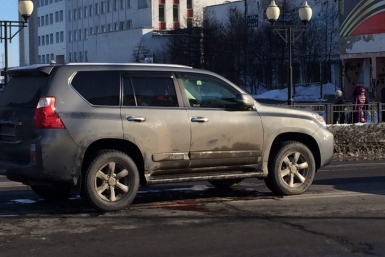 Джип сбил двух человек в центре Магадана Из соцсетей