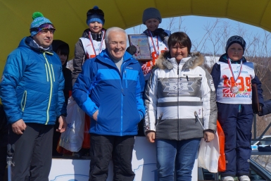 Елена Вяльбе с победителями Мария Золотарева, MagadanMedia