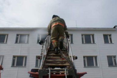 Из огня в колымском поселке Омсукчан пожарные спасли владельца квартиры Пресс-служба ГУ МЧС России по Магаданской области
