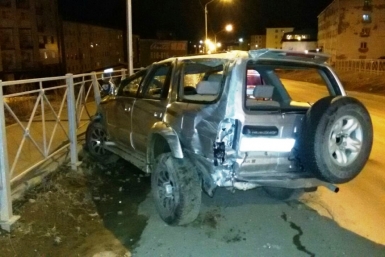 Toyota Hilux Surf врезалась на скорости в ограждение ОГИБДД УМВД России по Магаданской области