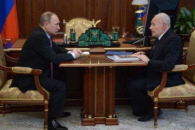 Рабочая встреча с губернатором Магаданской области Владимиром Печеным kremlin.ru