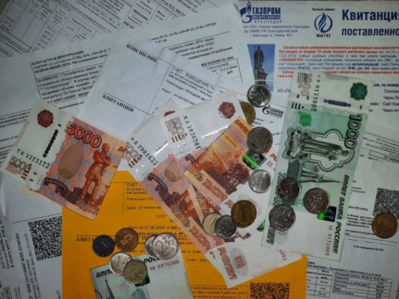 Долги за ЖКХ начнут взыскивать быстрее: когда могут списать деньги с карты