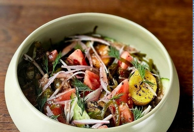 Салат с розовыми томатами, морской капустой и молодым картофелем